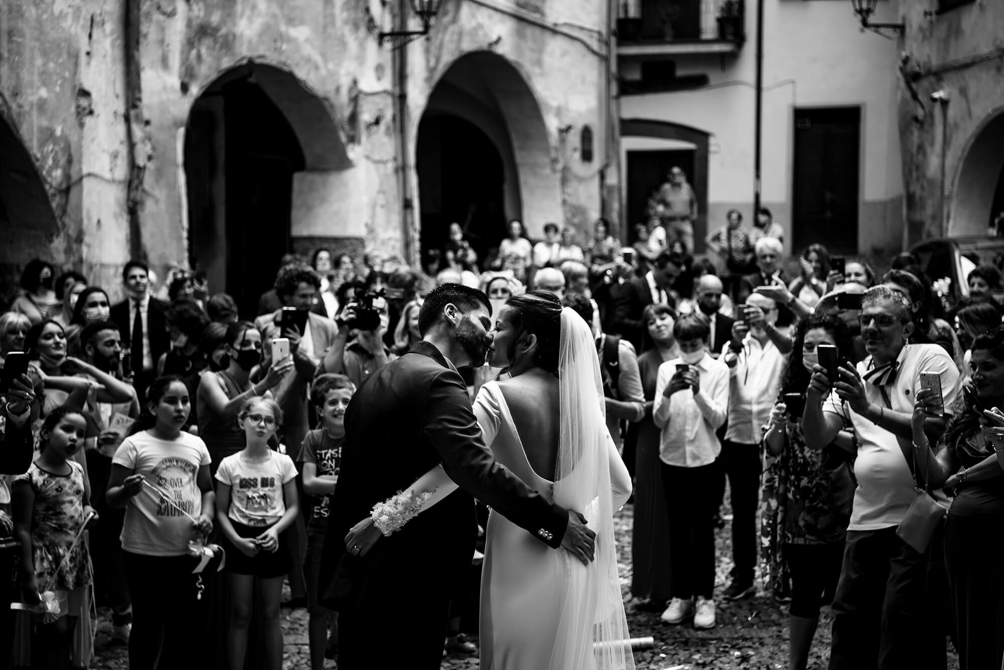 Sono un fotografo di matrimonio in Liguria a cui piace fotografare in maniera molto spontanea e naturale, senza interferire troppo.