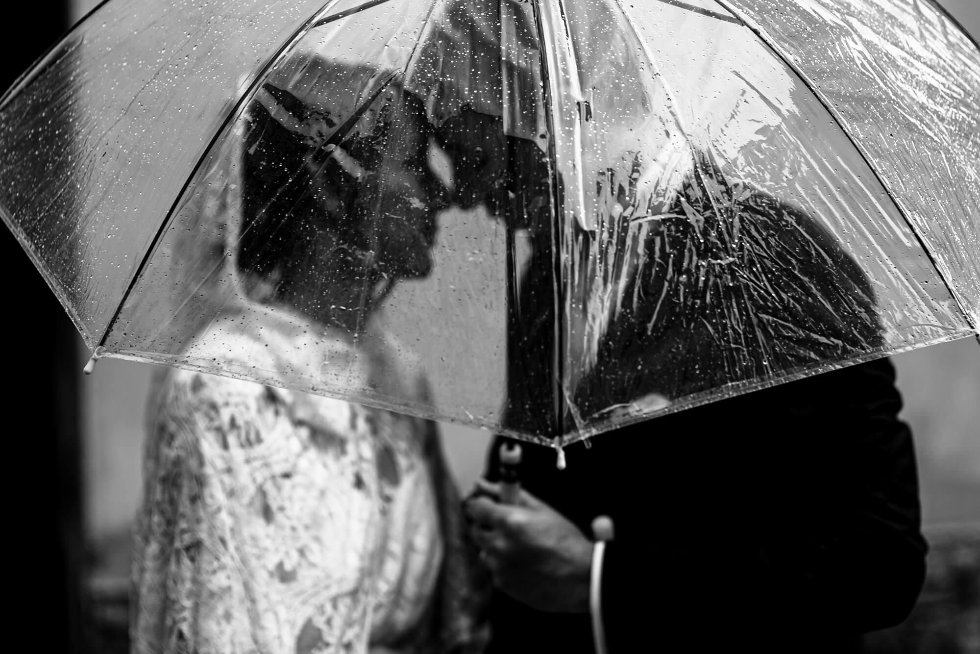foto di un matrimonio con la pioggia, qui abbiamo utilizzato un ombrello per realizzare una fotografia particolare.