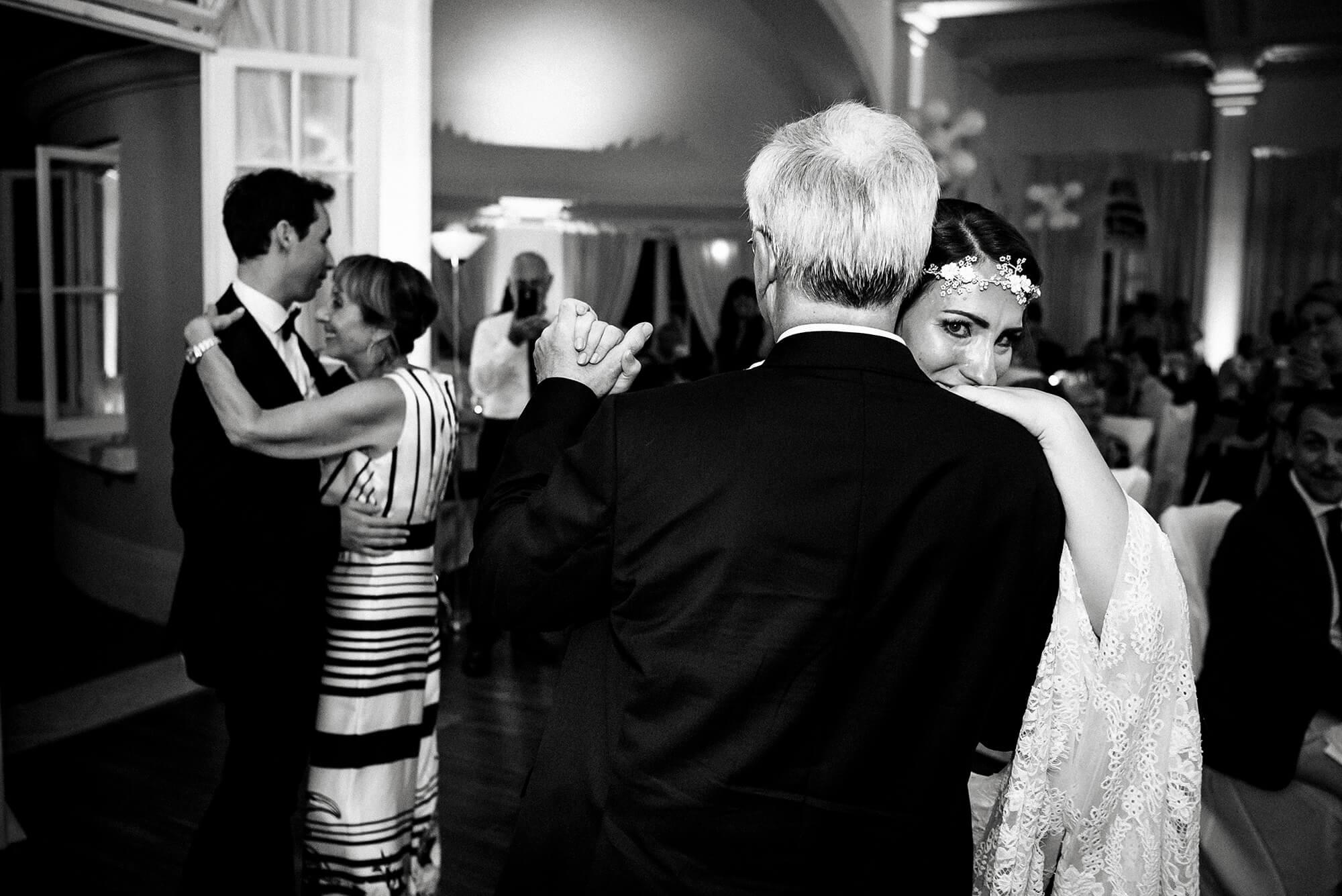 Fotografia del ballo genitori durante il matrimonio realizzata alla location per matrimoni Buca Cena, a Sanremo, in provincia di Imperia.