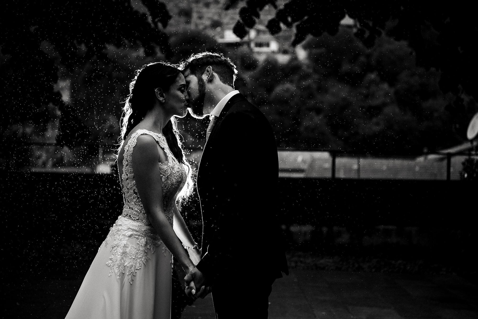 Ci è capitato spesso di fotografare un matrimonio con la pioggia, quando succede la prendiamo con filosofia e cerchiamo di realizzare delle belle foto.