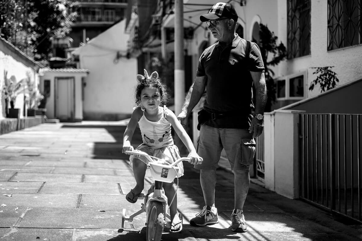 fotografo famiglia e bambini a Sanremo che fa foto spontanee