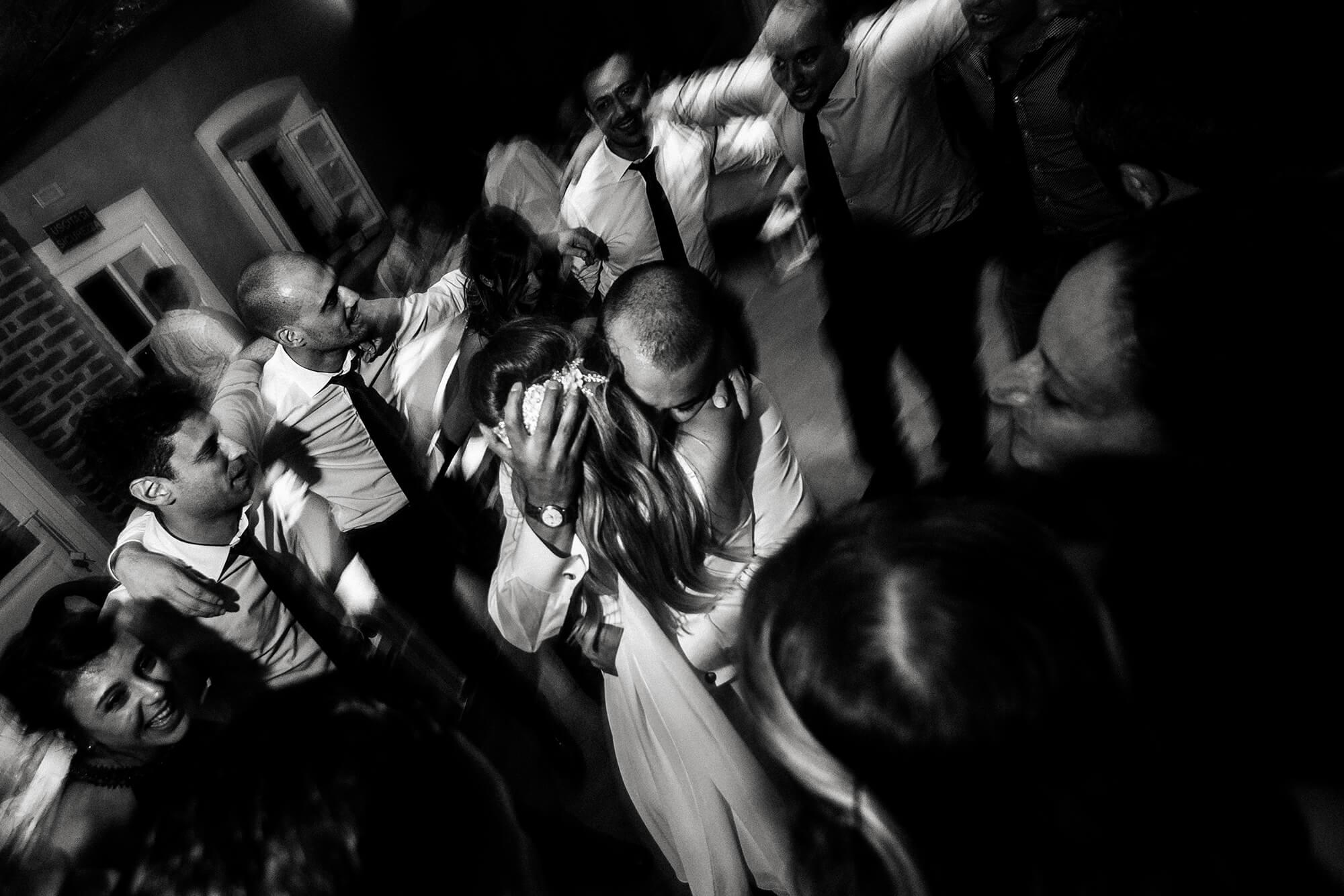 fotografia di matrimonio del ballo sposi in provincia di Milano, con gli amici che girano intorno agli sposi.