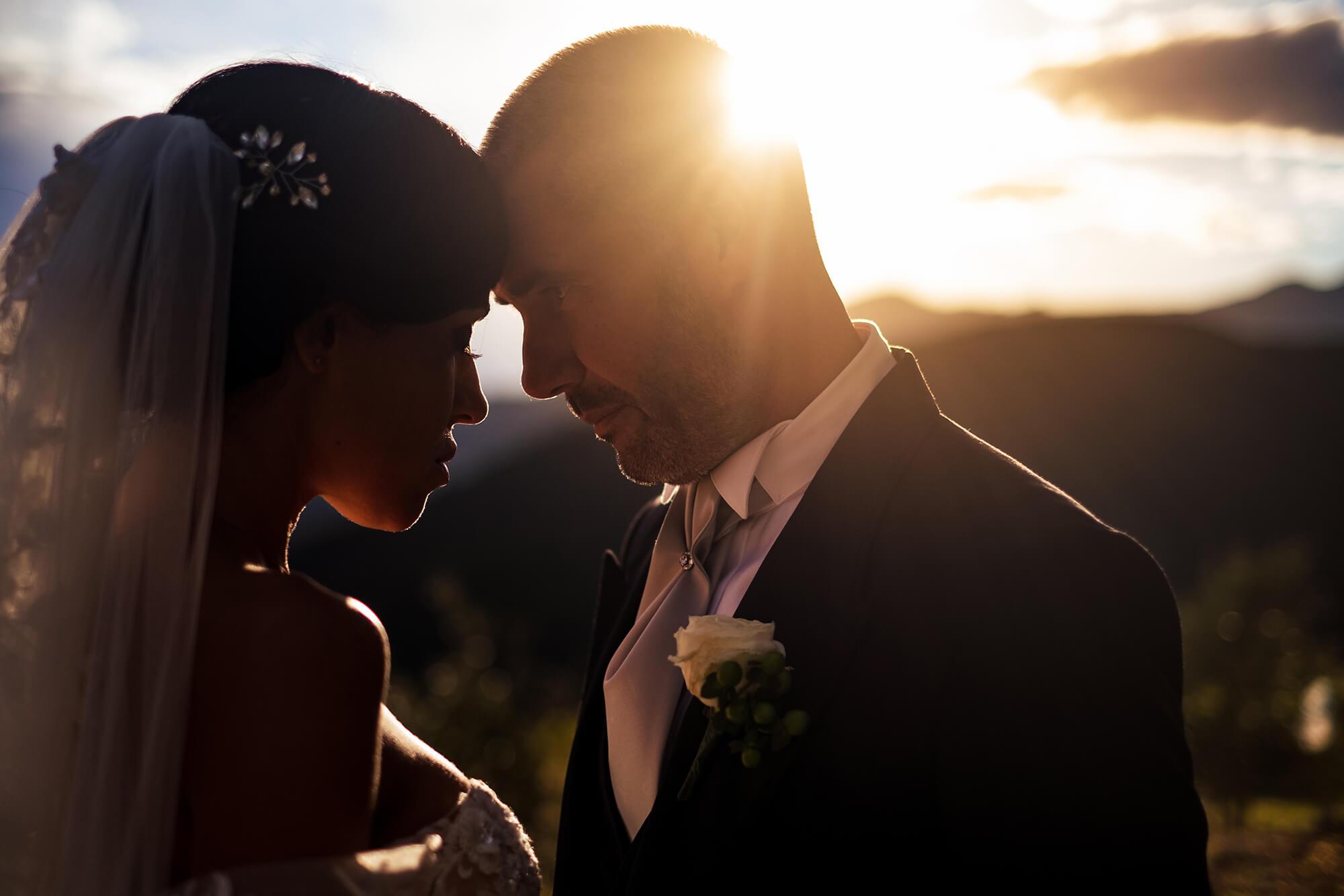 Sono un fotografo di matrimonio della provincia di Imperia che lavora anche a Savona, questa fotografia degli sposi al tramonto è realizzata a Borgio Verezzi.