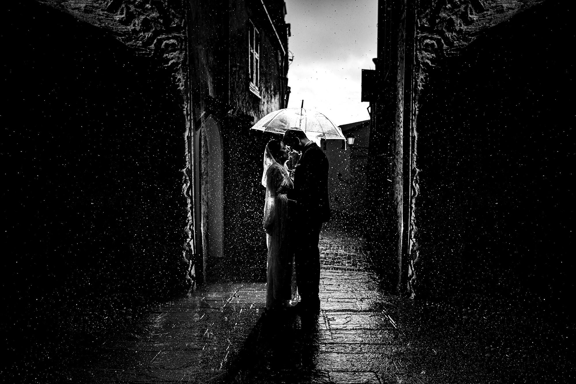 Una foto di matrimonio con la pioggia, ogni tanto succede e cerchiamo di realizzare delle belle fotografie.