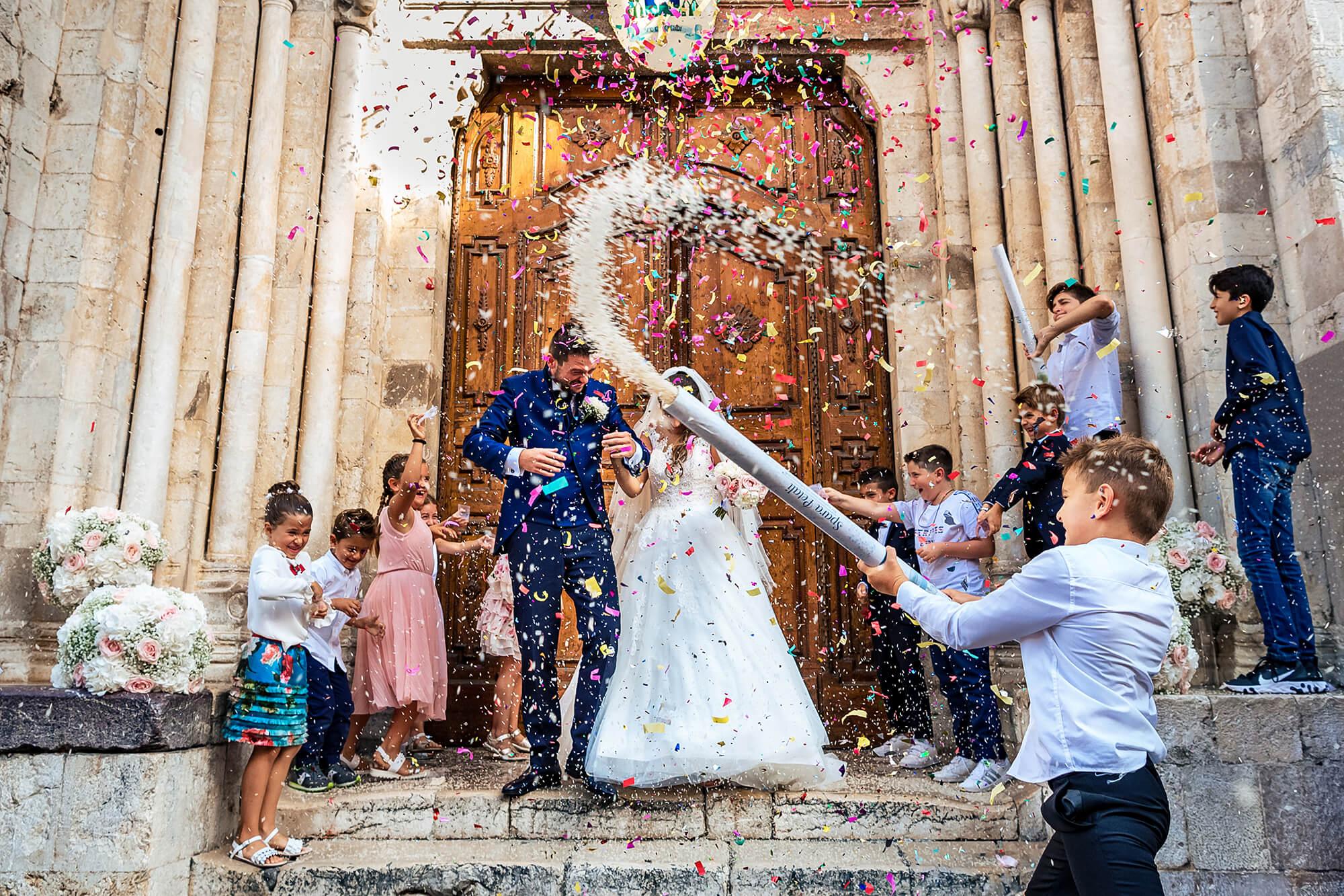 Una foto del lancio del riso al matrimonio a Ventimiglia in provincia di Imperia.