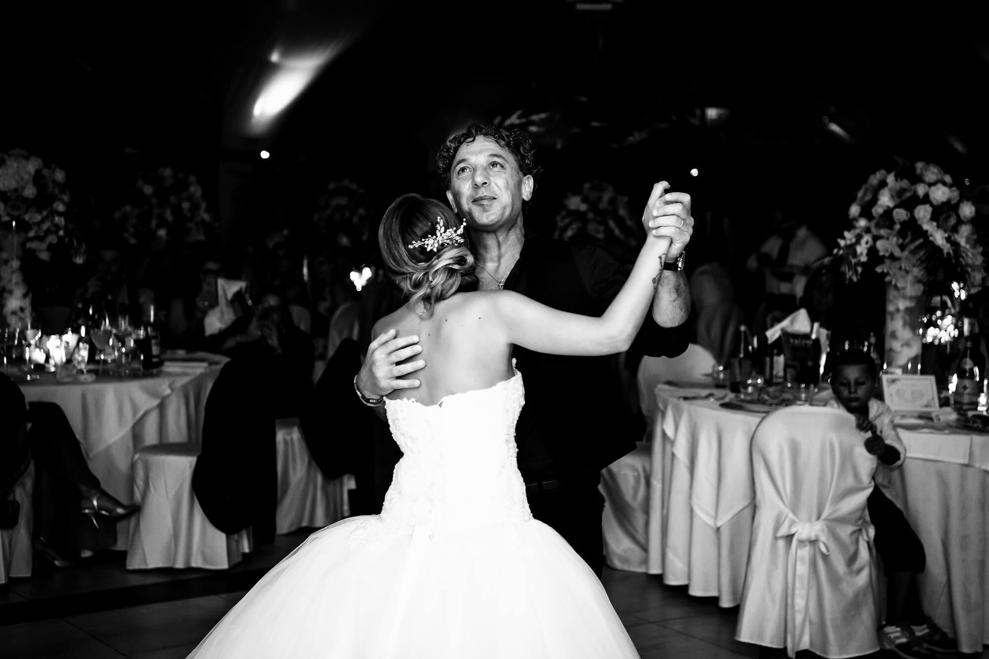il foto del ballo della sposa con il papà al Lago Bin, location per matrimoni in provincia di Imperia.