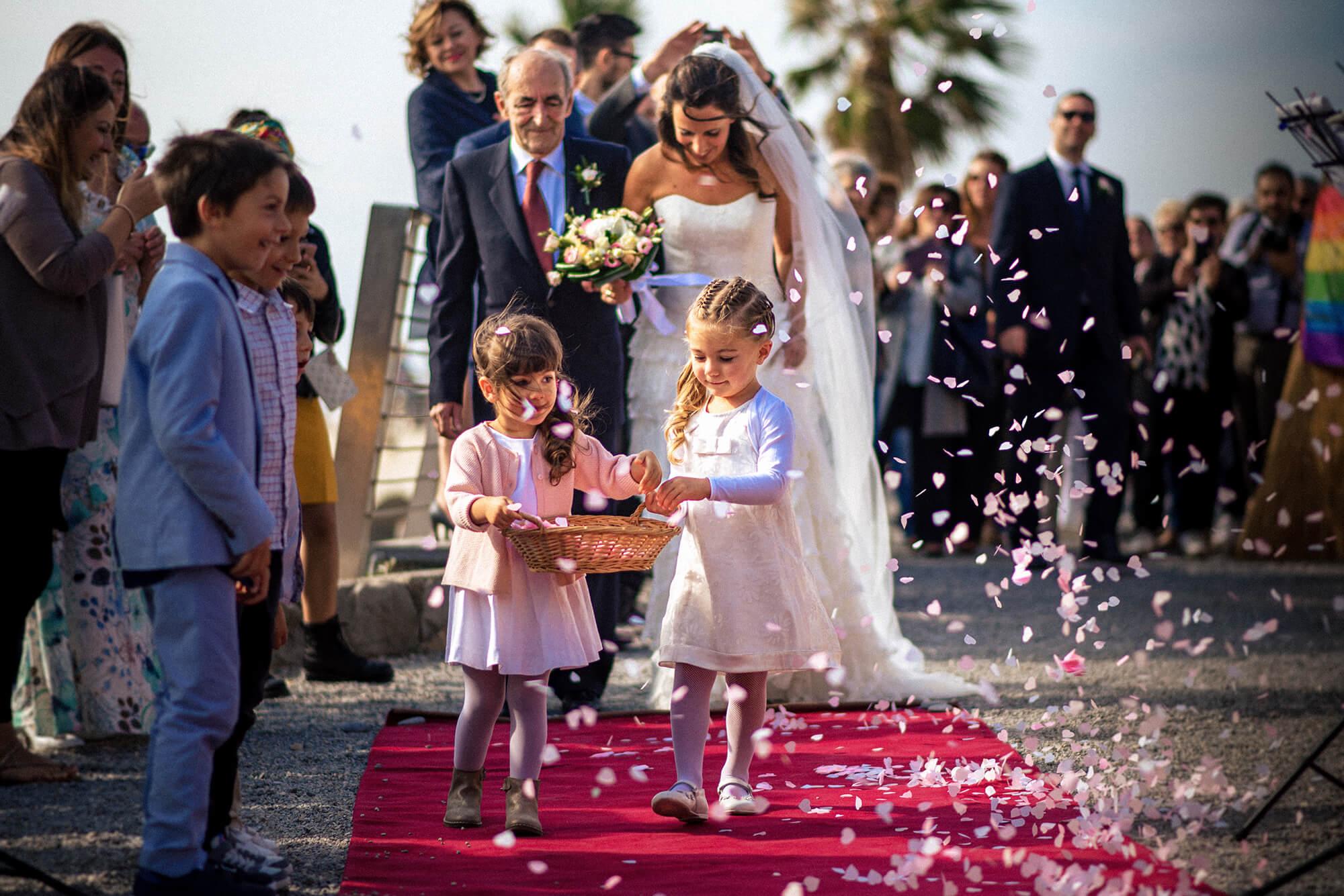 L'entrata della sposa ed il papà in chiesa con davanti le bambine che lanciano i petali.
