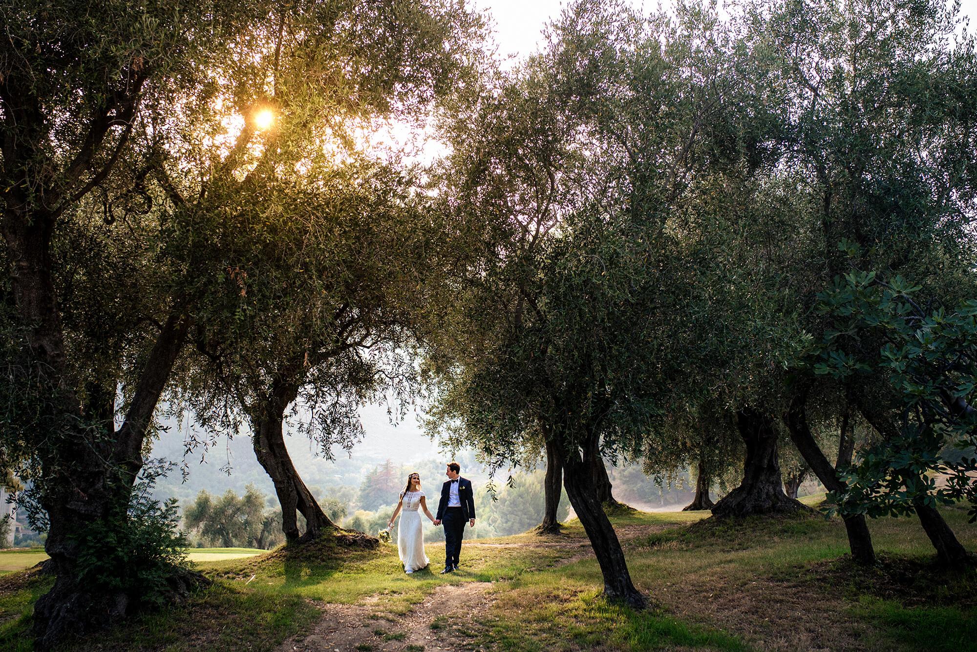una fotografia di matrimonio in posa al campo golf di Sanremo, vicino al Buca Cena, location per matrimoni.