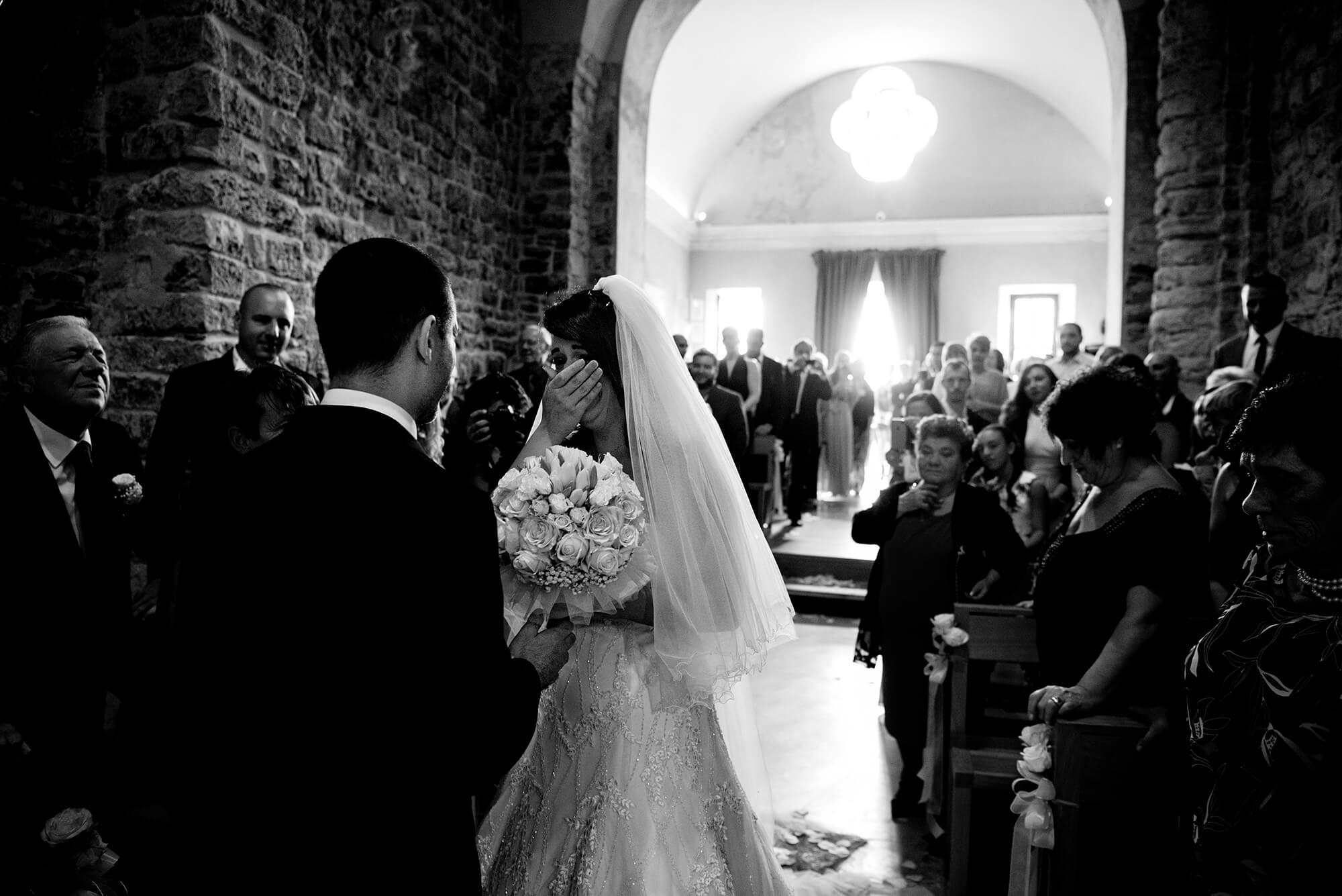 l'entrata della sposa in chiesa di un matrimonio a sant'ampelio a Bordighera, in provincia di Imperia.